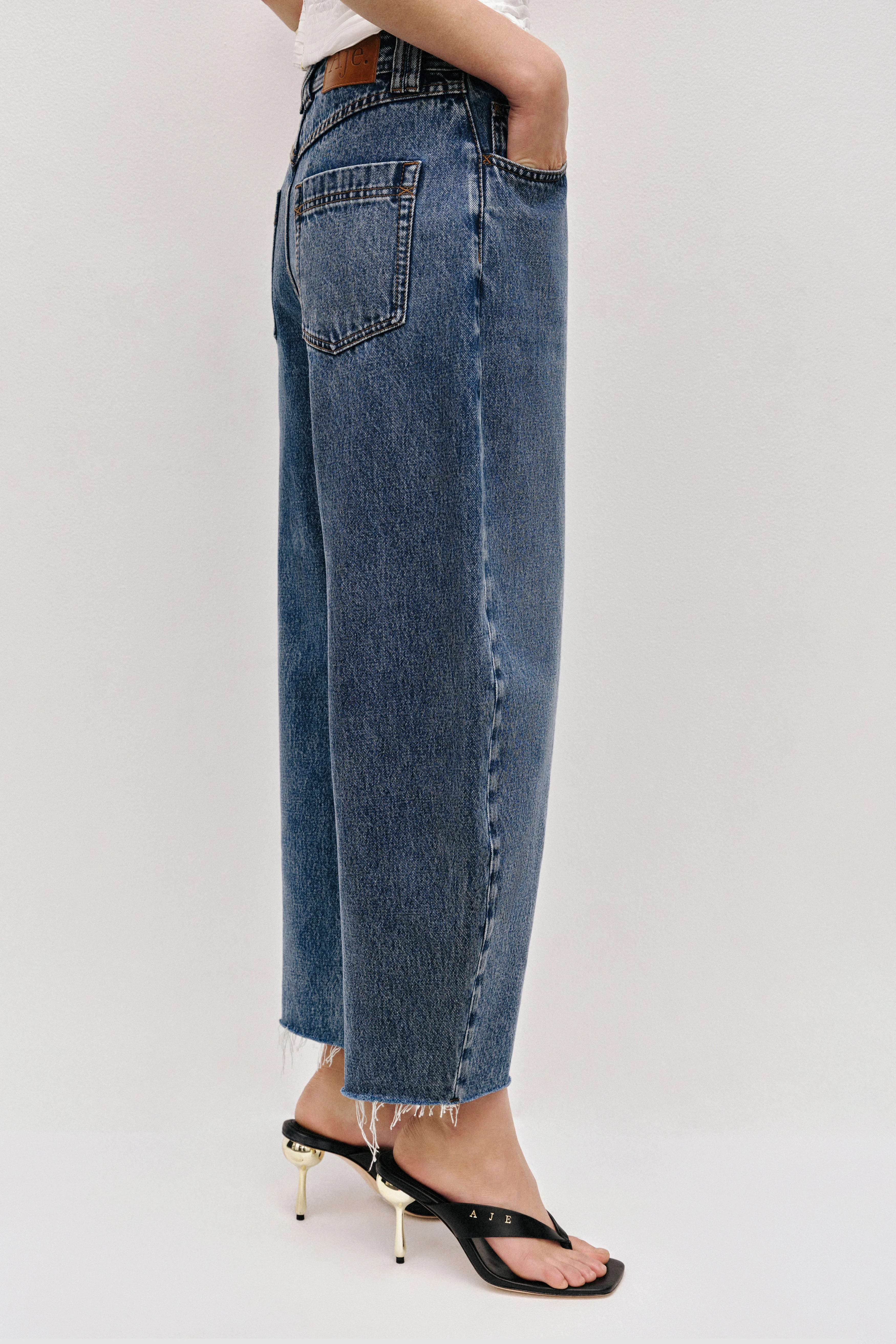 Novie Horseshoe Crop Jean