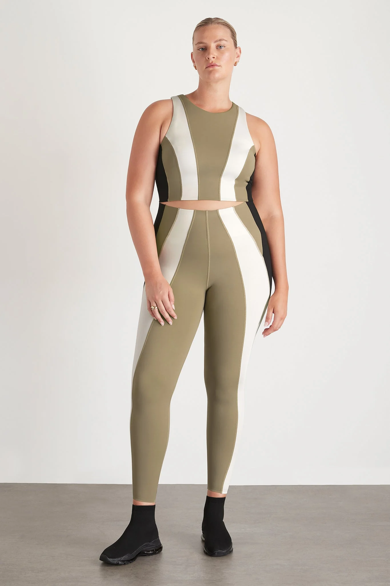 14929-panelled-legging-211-13.webp Panelled Legging 211